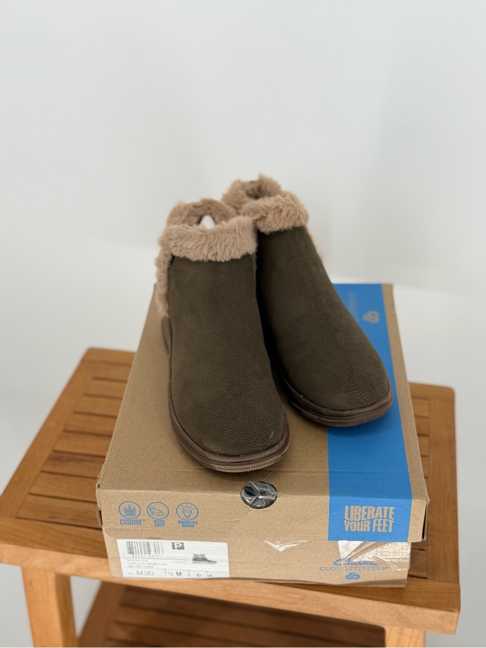 New Clarks FREZZY FUR women’s size 7 1/2